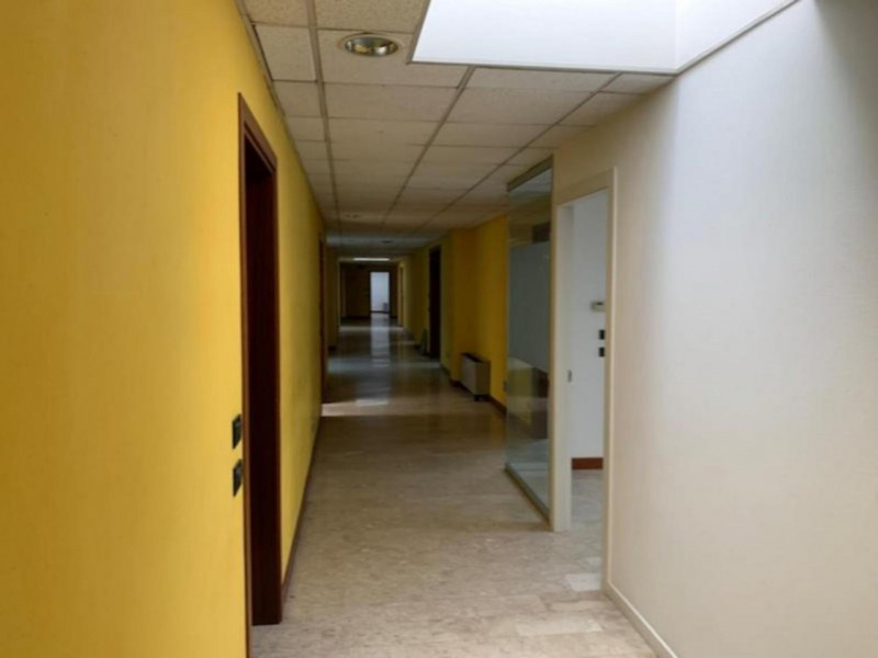 Proponiamo in vendita un ampio ufficio situato al primo piano di un complesso a destinazione terz...