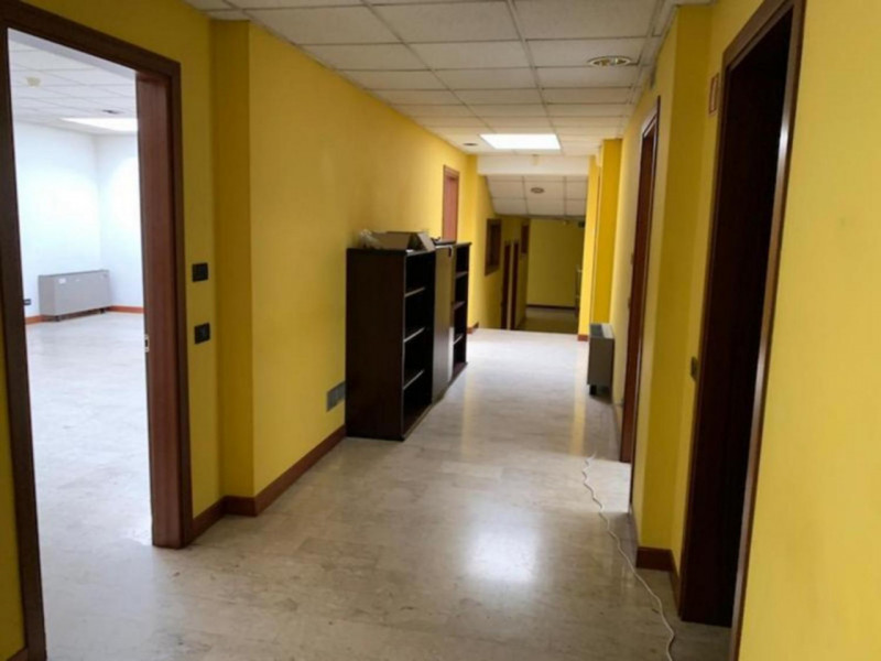 Proponiamo in vendita un ampio ufficio situato al primo piano di un complesso a destinazione terz...