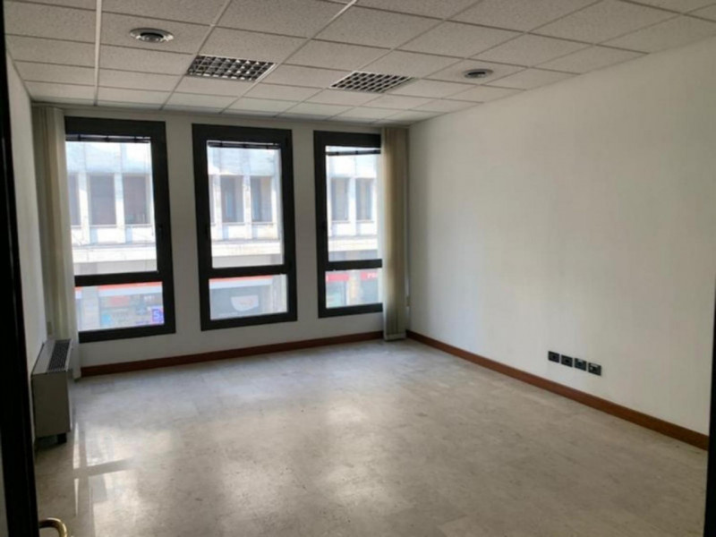 Proponiamo in vendita un ampio ufficio situato al primo piano di un complesso a destinazione terz...