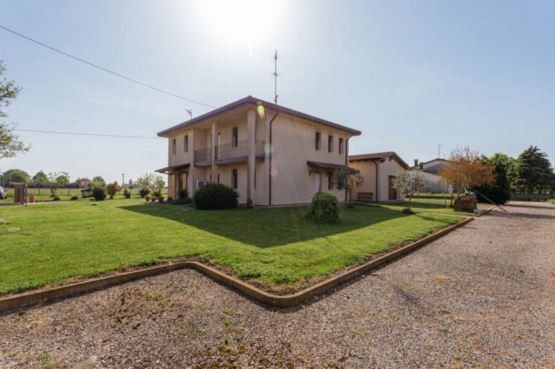 In vendita a Pozzonovo, immersa nel verde della campagna veneta, proponiamo una rara opportunità:...