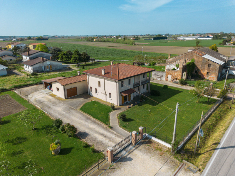 In vendita a Pozzonovo, immersa nel verde della campagna veneta, proponiamo una rara opportunità:...