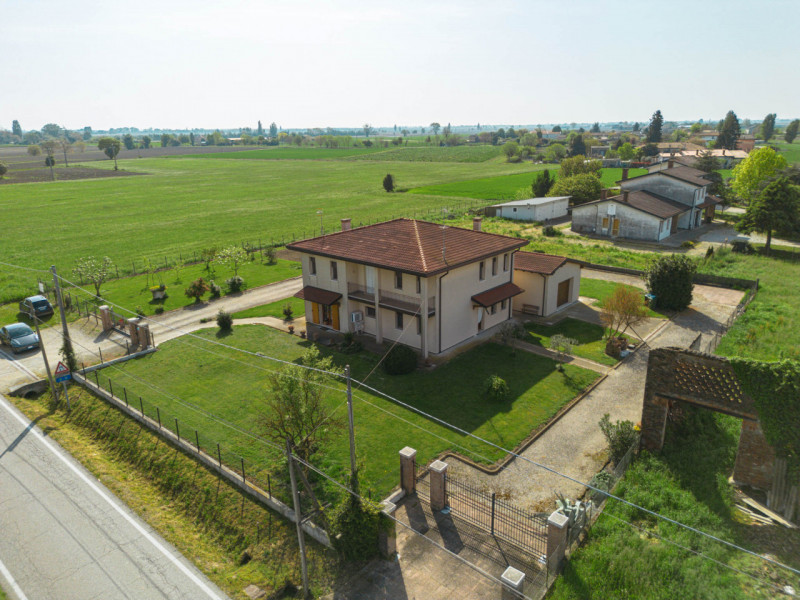 In vendita a Pozzonovo, proponiamo una splendida casa indipendente, recentemente ristrutturata, c...