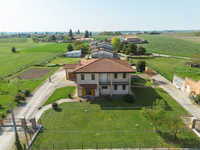 In vendita a Pozzonovo, immersa nel verde della campagna veneta, proponiamo una rara opportunità:...