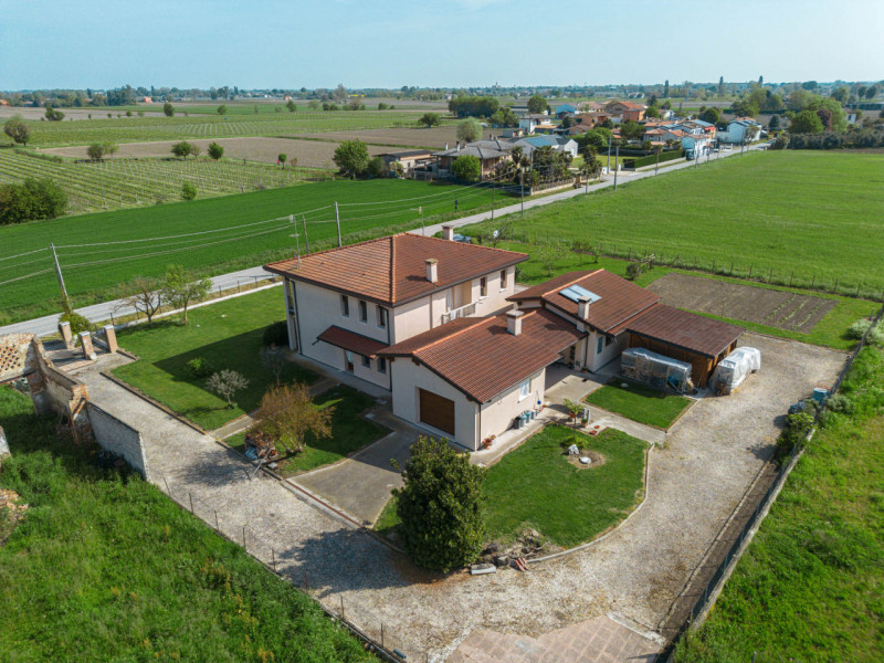 In vendita a Pozzonovo, proponiamo una splendida casa indipendente, recentemente ristrutturata, c...