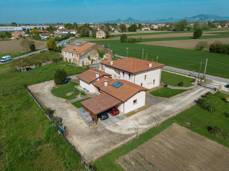 In vendita a Pozzonovo, proponiamo una splendida casa indipendente, recentemente ristrutturata, c...