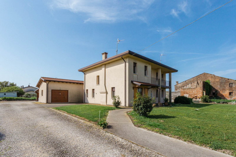 In vendita a Pozzonovo, immersa nel verde della campagna veneta, proponiamo una rara opportunità:...