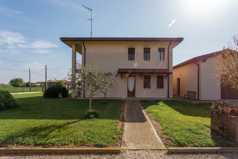 In vendita a Pozzonovo, immersa nel verde della campagna veneta, proponiamo una rara opportunità:...