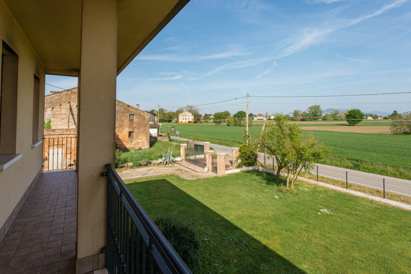 In vendita a Pozzonovo, proponiamo una splendida casa indipendente, recentemente ristrutturata, c...