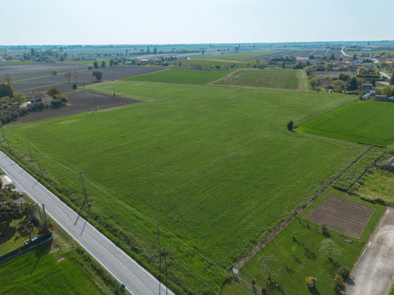 In una delle zone più tranquille e verdi del comune di Pozzonovo, proponiamo in vendita un ampio ...