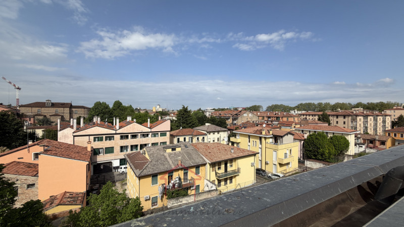 Nel cuore della vivace e ricercata zona Portello, a pochi passi dagli istituti universitari, dal ...