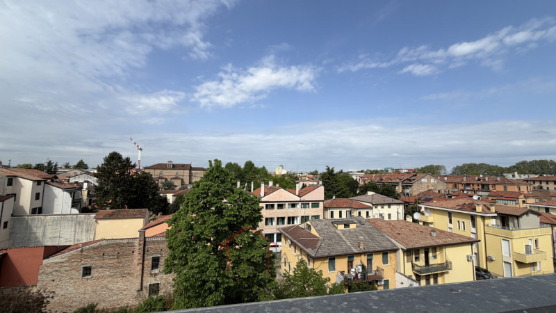Nel cuore della vivace e ricercata zona Portello, a pochi passi dagli istituti universitari, dal ...