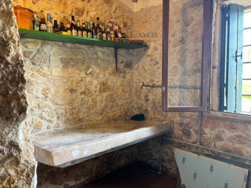 ALONTE - In una tranquilla zona di campagna nel comune di Alonte, proponiamo in vendita un rustic...