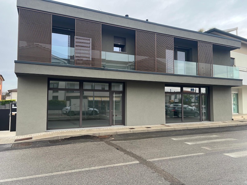 Proponiamo in affitto un elegante negozio di circa 130 mq situato a Tombelle di Saonara, in posiz...