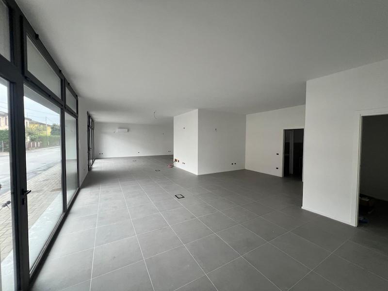 Proponiamo in affitto un elegante negozio di circa 130 mq situato a Tombelle di Saonara, in posiz...