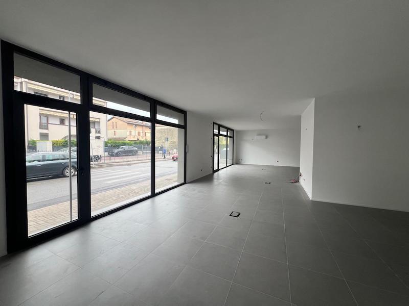 Proponiamo in affitto un elegante negozio di circa 130 mq situato a Tombelle di Saonara, in posiz...