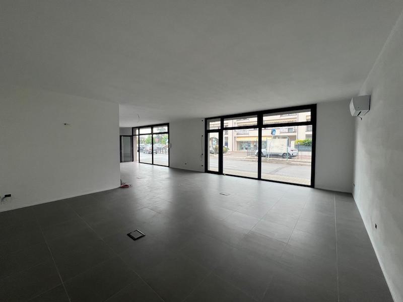 Proponiamo in affitto un elegante negozio di circa 130 mq situato a Tombelle di Saonara, in posiz...