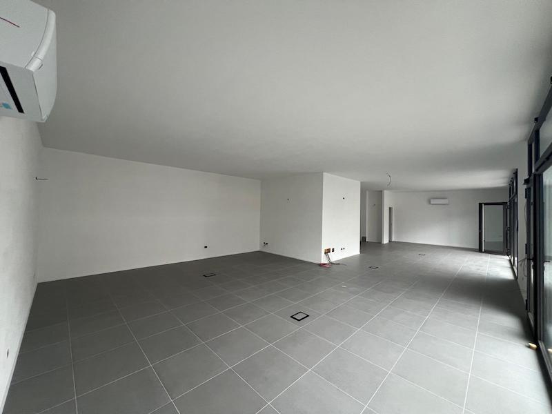 Proponiamo in affitto un elegante negozio di circa 130 mq situato a Tombelle di Saonara, in posiz...