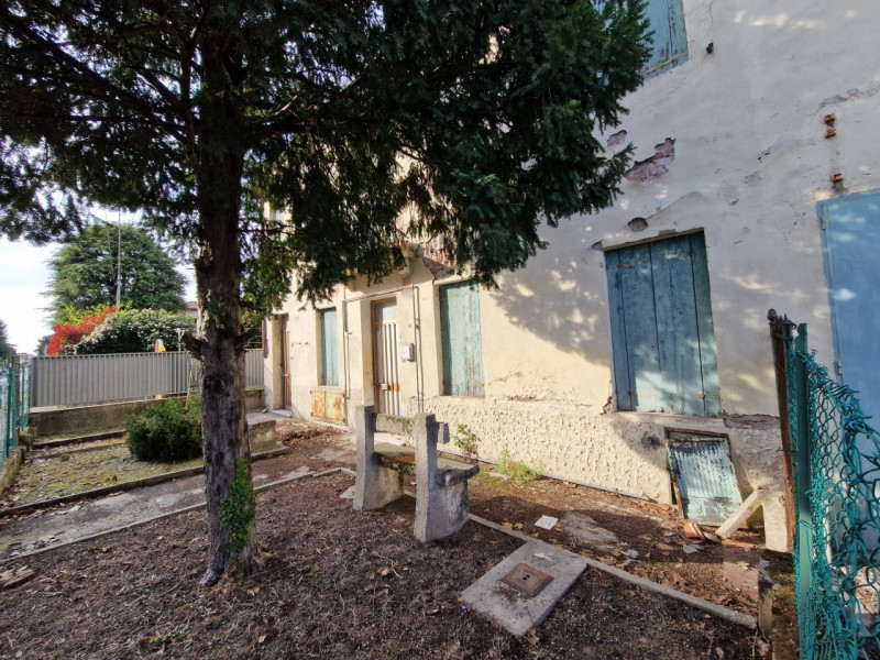 SAN LORENZO - interessante casa indipendente con ampio giardino. L'immobile si sviluppa su due pi...