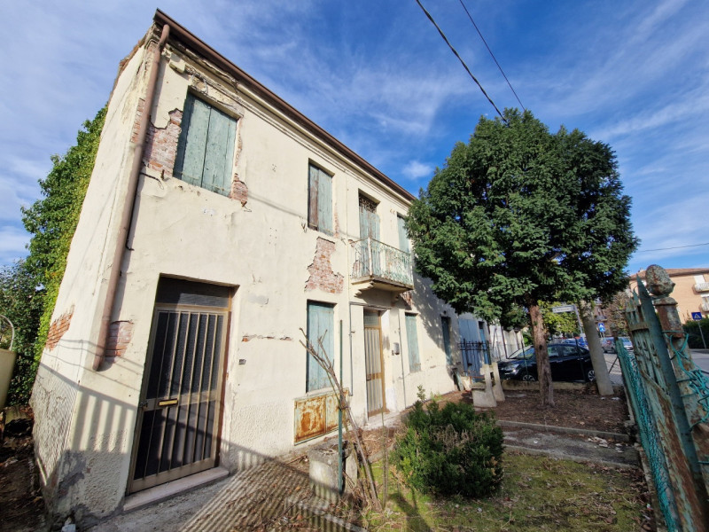 SAN LORENZO - interessante casa indipendente con ampio giardino. L'immobile si sviluppa su due pi...