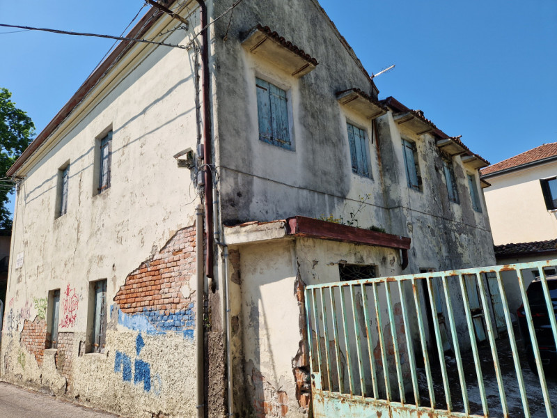 SAN LORENZO - interessante casa indipendente con ampio giardino. L'immobile si sviluppa su due pi...