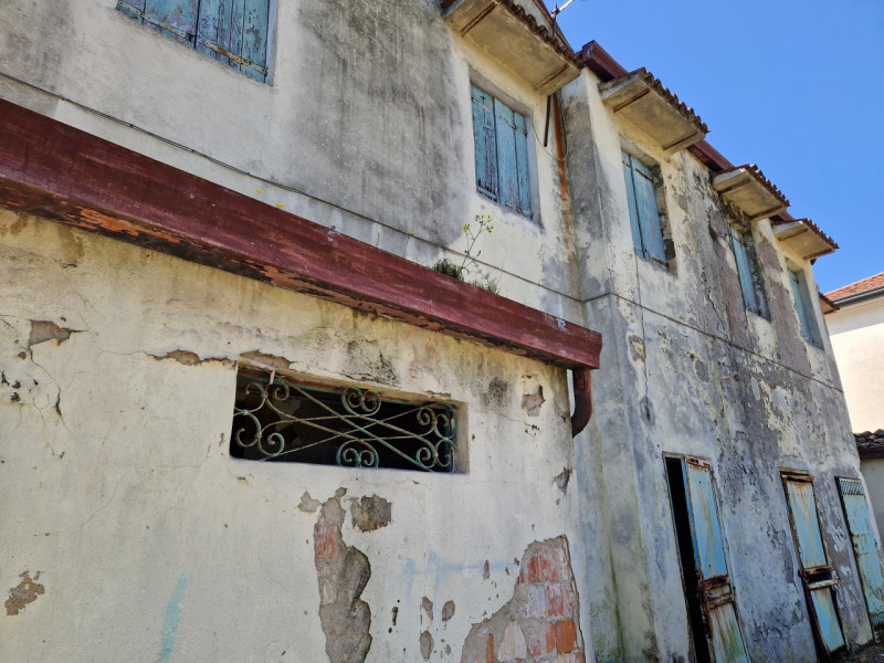 SAN LORENZO - interessante casa indipendente con ampio giardino. L'immobile si sviluppa su due pi...