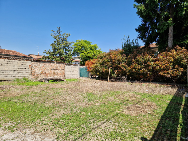 SAN LORENZO - interessante casa indipendente con ampio giardino. L'immobile si sviluppa su due pi...