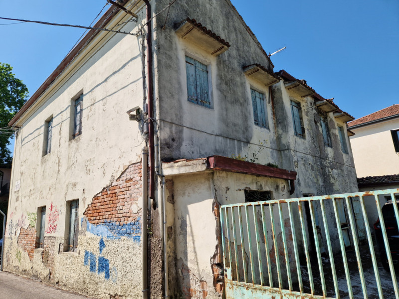SAN LORENZO - interessante casa indipendente con ampio giardino. L'immobile si sviluppa su due pi...