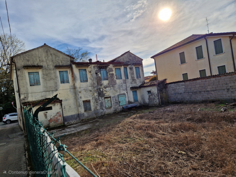 SAN LORENZO - interessante casa indipendente con ampio giardino. L'immobile si sviluppa su due pi...