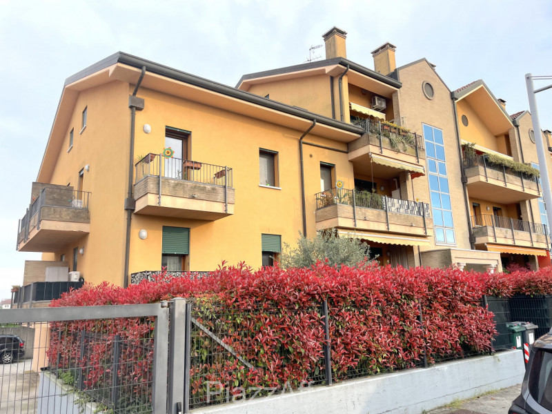 In Zona Ex-Piscina comodo e spazioso appartamento su 2 livelli, ubicato ai piani primi e secondo ...