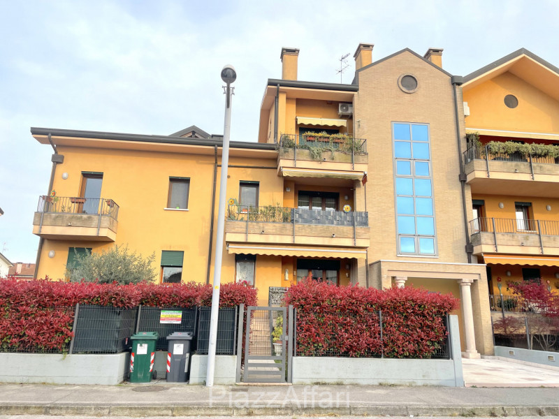 In Zona Ex-Piscina comodo e spazioso appartamento su 2 livelli, ubicato ai piani primi e secondo ...