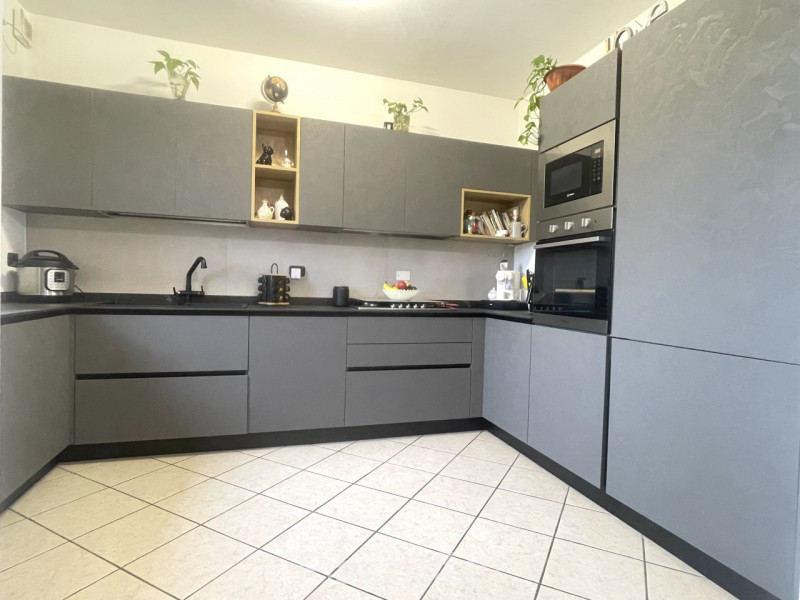 In Zona Ex-Piscina comodo e spazioso appartamento su 2 livelli, ubicato ai piani primi e secondo ...