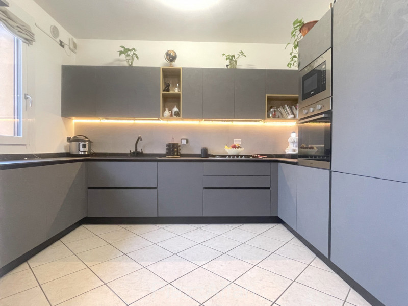 In Zona Ex-Piscina comodo e spazioso appartamento su 2 livelli, ubicato ai piani primi e secondo ...