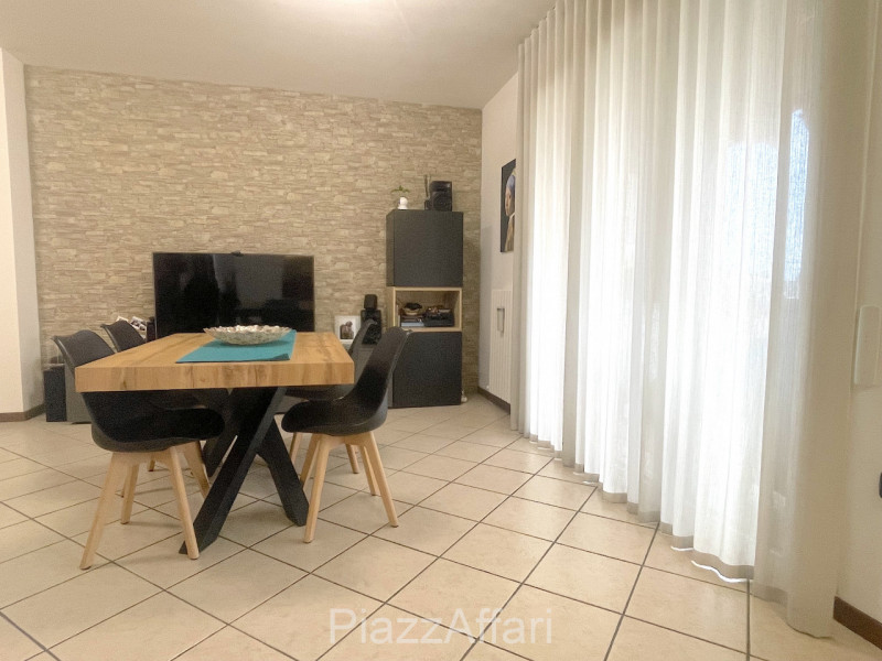 In Zona Ex-Piscina comodo e spazioso appartamento su 2 livelli, ubicato ai piani primi e secondo ...