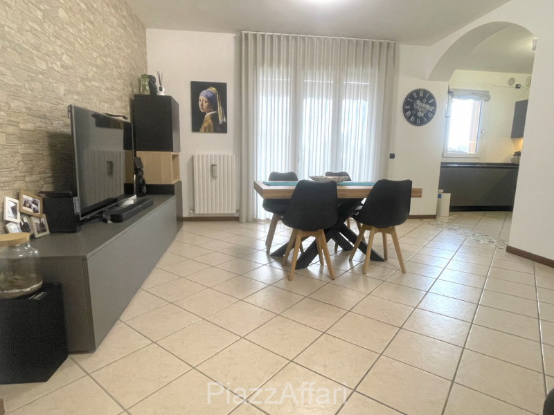 In Zona Ex-Piscina comodo e spazioso appartamento su 2 livelli, ubicato ai piani primi e secondo ...