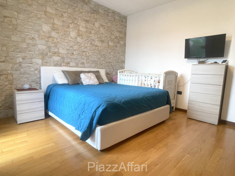 In Zona Ex-Piscina comodo e spazioso appartamento su 2 livelli, ubicato ai piani primi e secondo ...