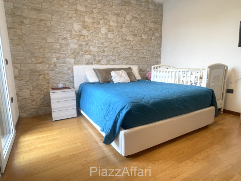 In Zona Ex-Piscina comodo e spazioso appartamento su 2 livelli, ubicato ai piani primi e secondo ...