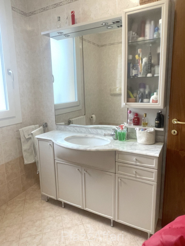 In Zona Ex-Piscina comodo e spazioso appartamento su 2 livelli, ubicato ai piani primi e secondo ...