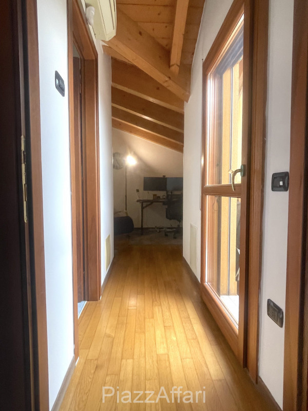 In Zona Ex-Piscina comodo e spazioso appartamento su 2 livelli, ubicato ai piani primi e secondo ...