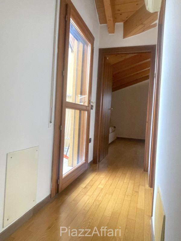 In Zona Ex-Piscina comodo e spazioso appartamento su 2 livelli, ubicato ai piani primi e secondo ...