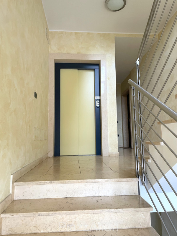 In Zona Ex-Piscina comodo e spazioso appartamento su 2 livelli, ubicato ai piani primi e secondo ...