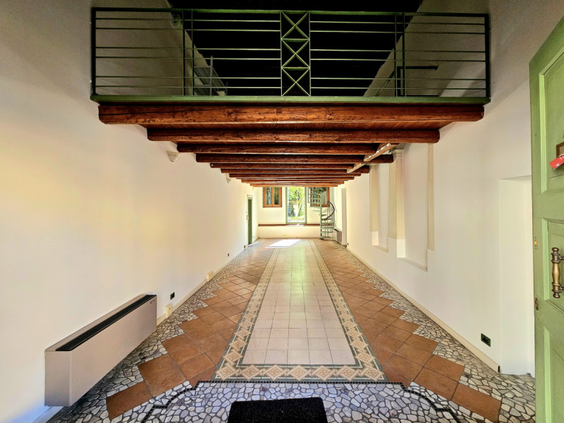 In un palazzetto storico completamente ristrutturato a Este, proponiamo in affitto importante loc...