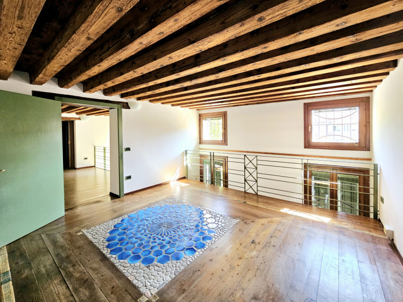 In un palazzetto storico completamente ristrutturato a Este, proponiamo in affitto importante loc...