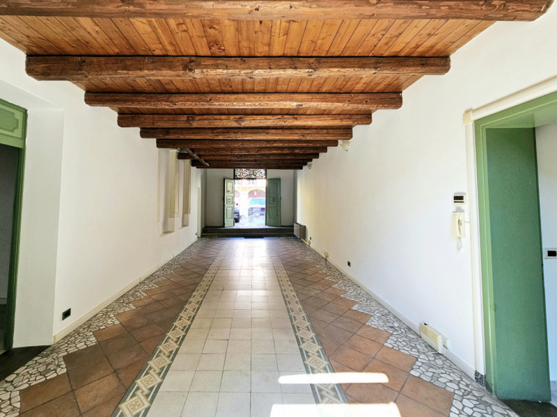 In un palazzetto storico completamente ristrutturato a Este, proponiamo in affitto importante loc...
