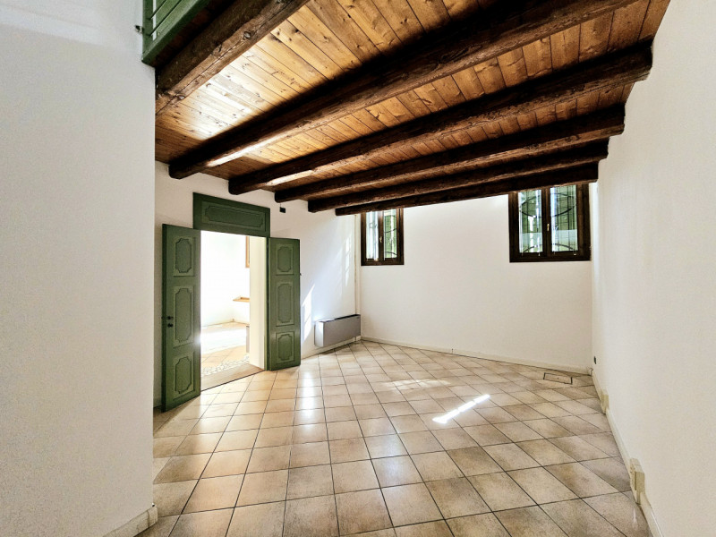In un palazzetto storico completamente ristrutturato a Este, proponiamo in affitto importante loc...