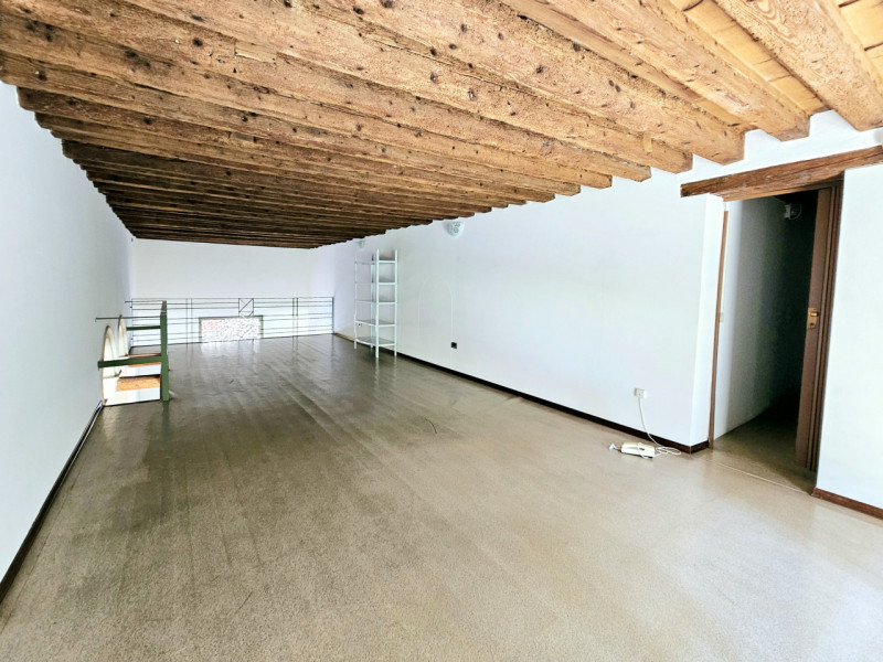 In un palazzetto storico completamente ristrutturato a Este, proponiamo in affitto importante loc...