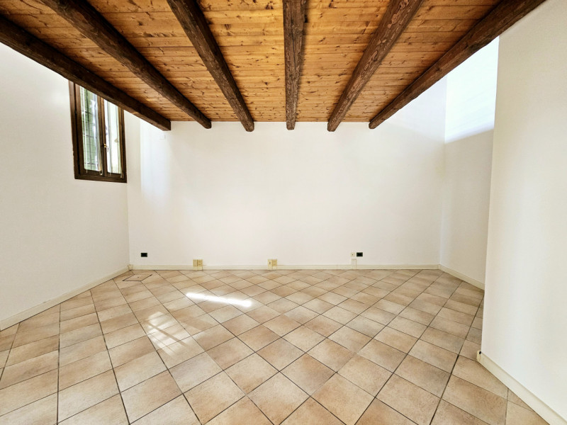 In un palazzetto storico completamente ristrutturato a Este, proponiamo in affitto importante loc...