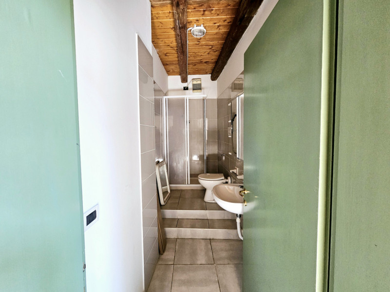 In un palazzetto storico completamente ristrutturato a Este, proponiamo in affitto importante loc...