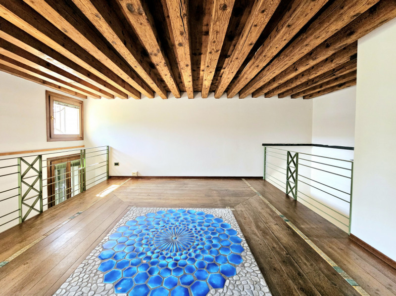 In un palazzetto storico completamente ristrutturato a Este, proponiamo in affitto importante loc...