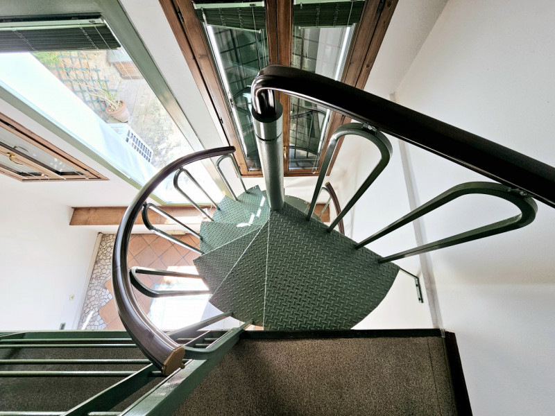 In un palazzetto storico completamente ristrutturato a Este, proponiamo in affitto importante loc...