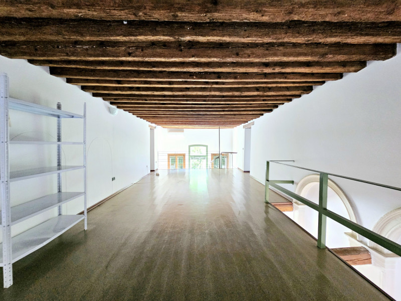 In un palazzetto storico completamente ristrutturato a Este, proponiamo in affitto importante loc...